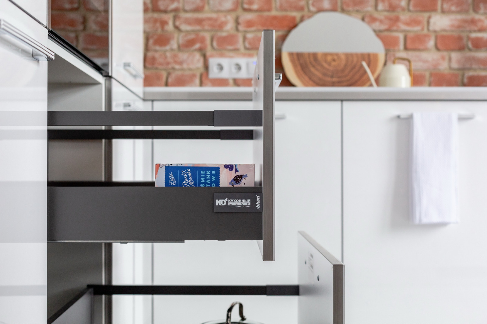 Белоснежная кухня фабрики "Кухонный двор"