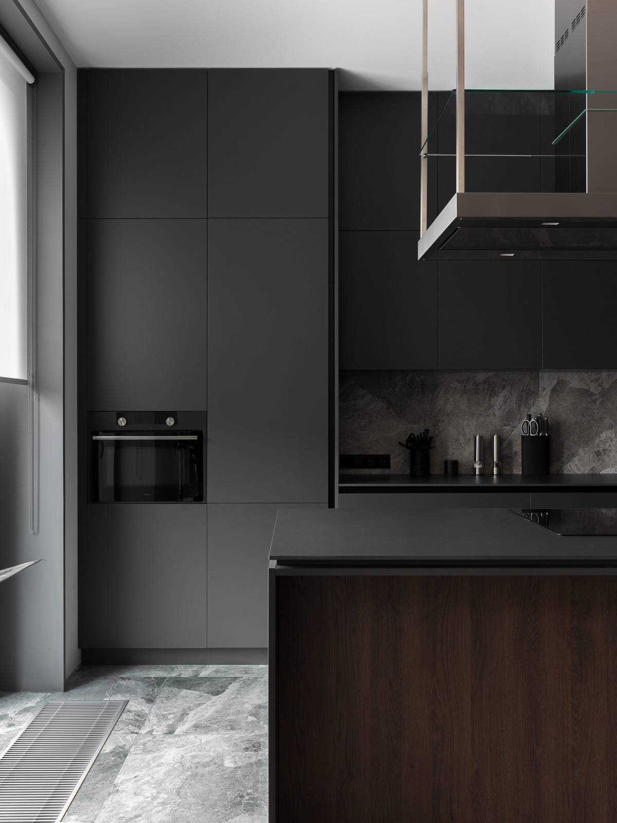 Вид на встроенный холодильник и пенал с духовкой