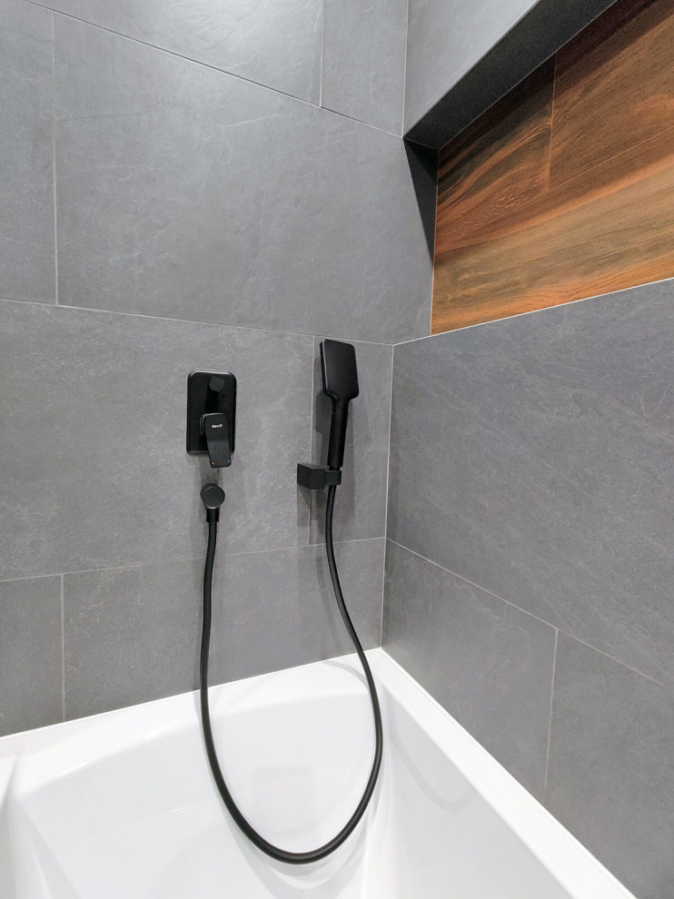 Дизайнерский ремонт ванной комнаты в темных тонах