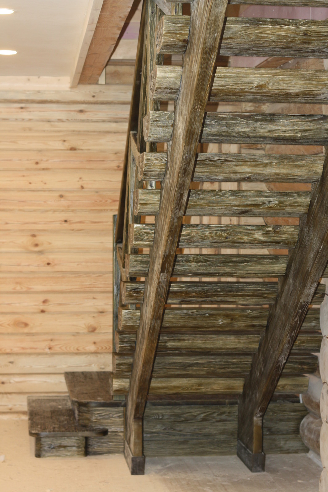 Обложка проекта: Лестница шале со старением, ступенями-полубревнами, болотный цвет