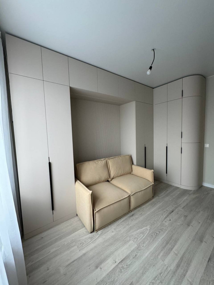 Спальное место в теплых и светлых оттенках.