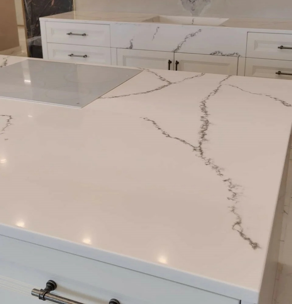 Обложка проекта: Столешница с интегрированной мойкой и остров в камне Stonecs.