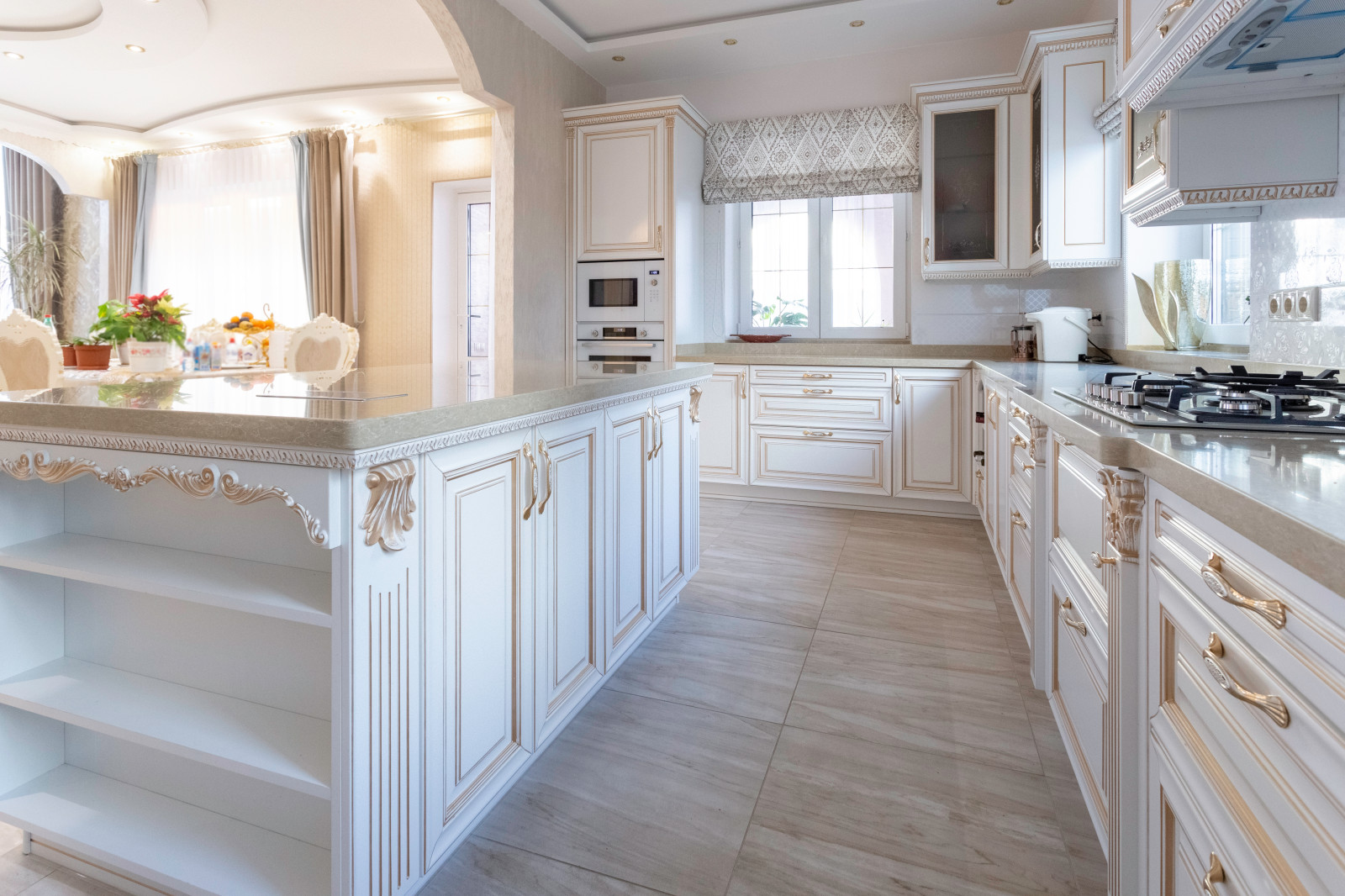 Просторная кухня в классическом стиле