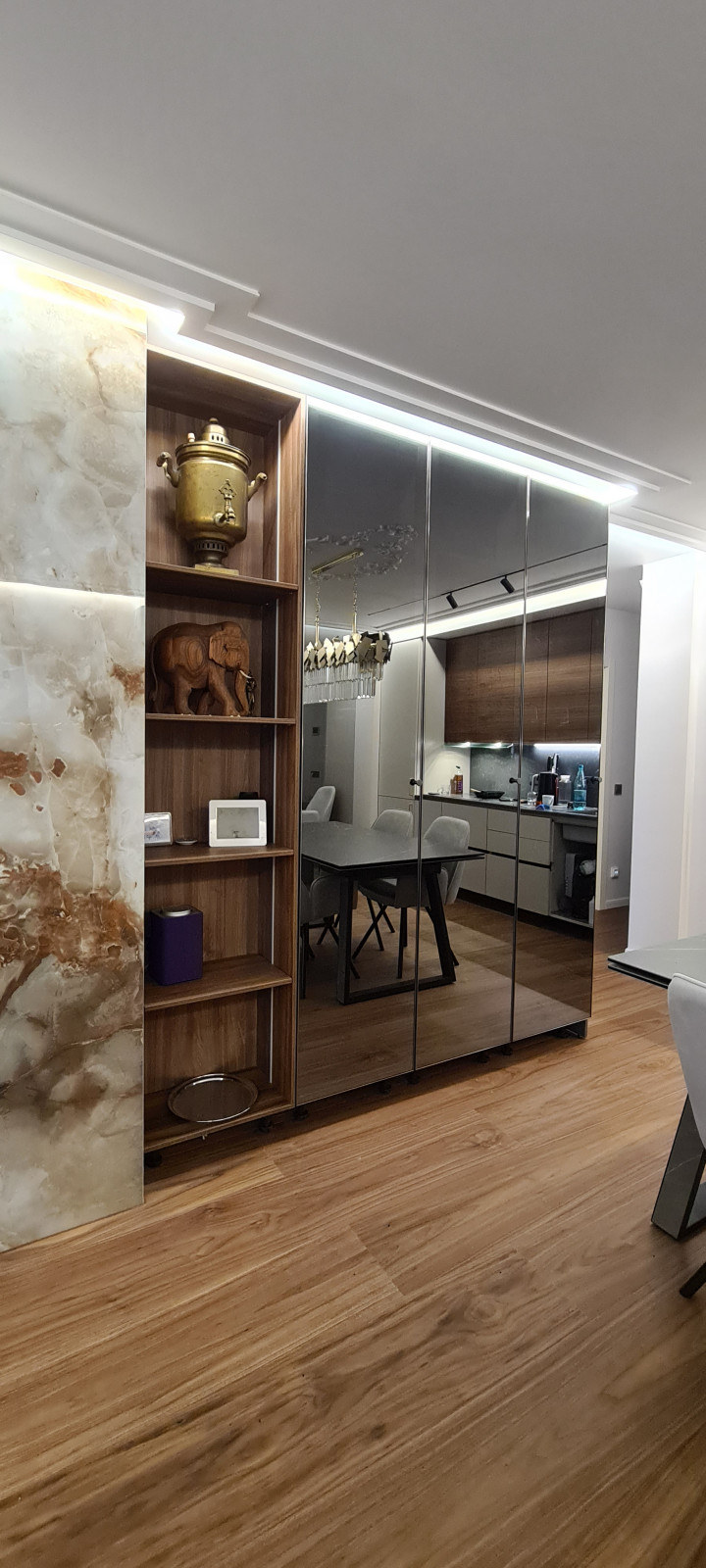 Витрина в кухне гостинной