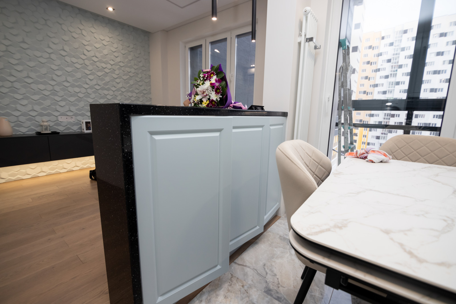 Кухня в серо-голубом цвете с барной стойкой