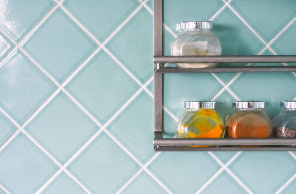 Перепланировка квартиры с радиальной фасадной стеной, авторская мозаика.