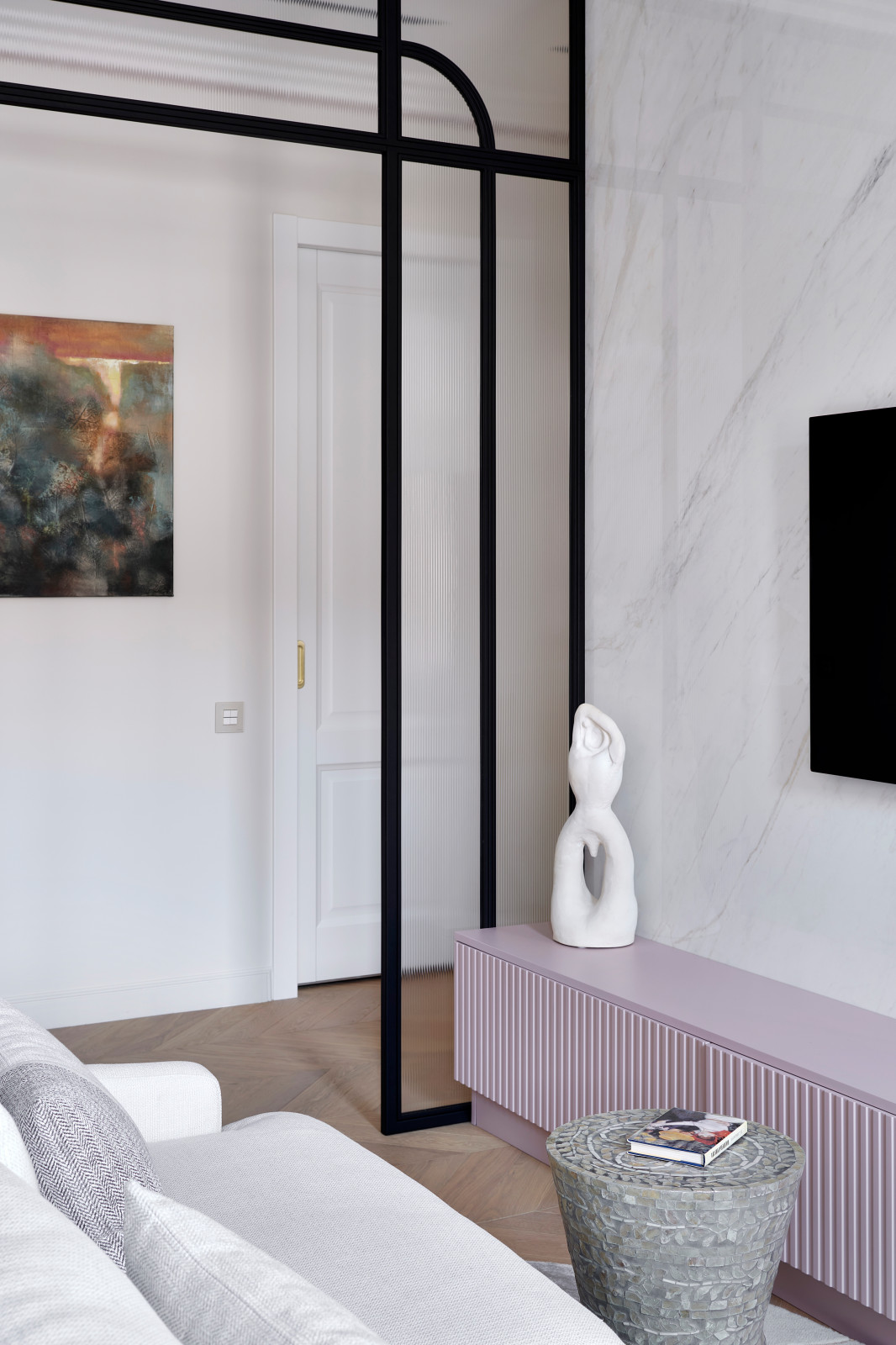 Нежная кухня-гостиная с розовой мебелью