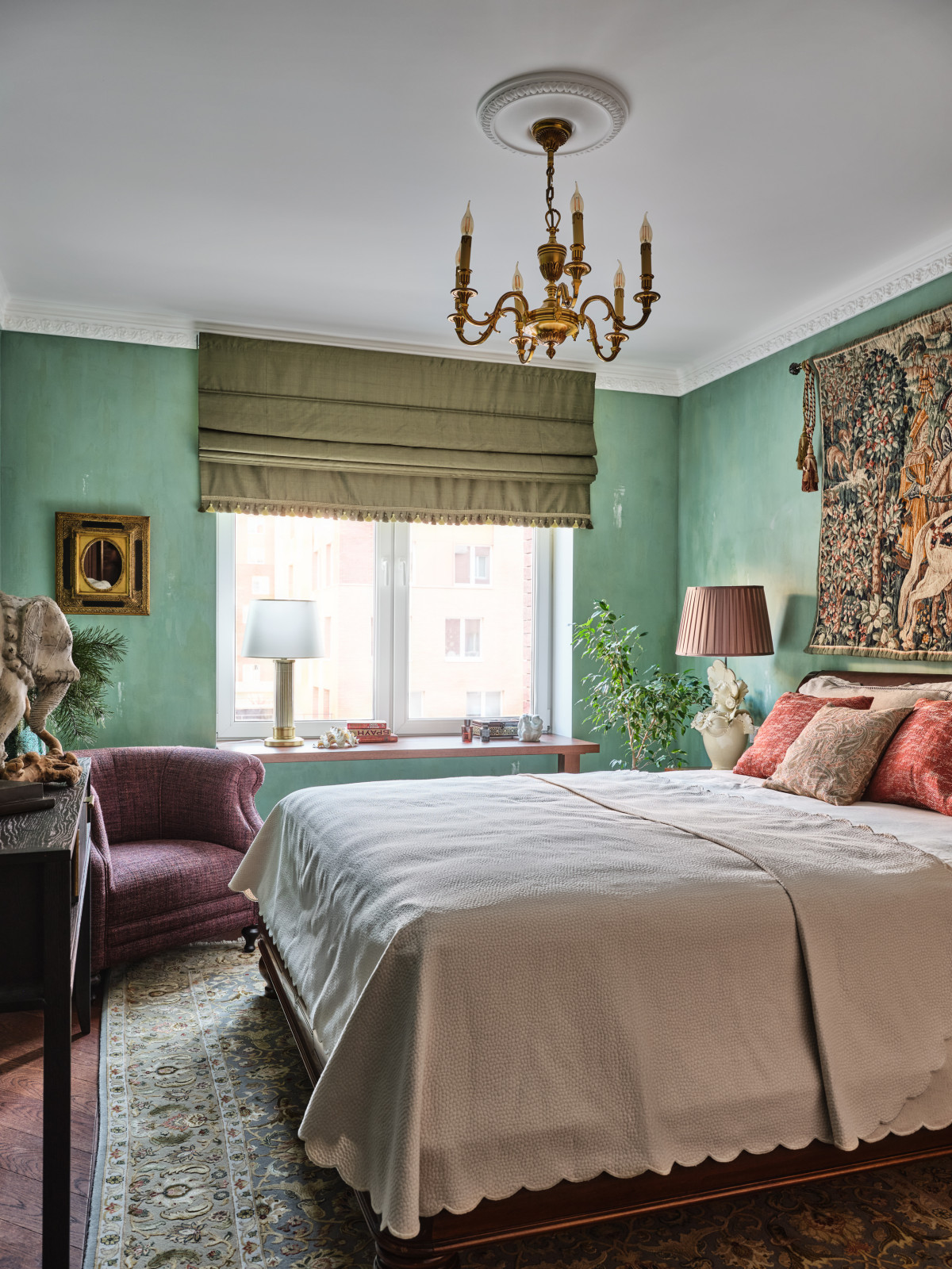 Яркий интерьер с антикварным декором