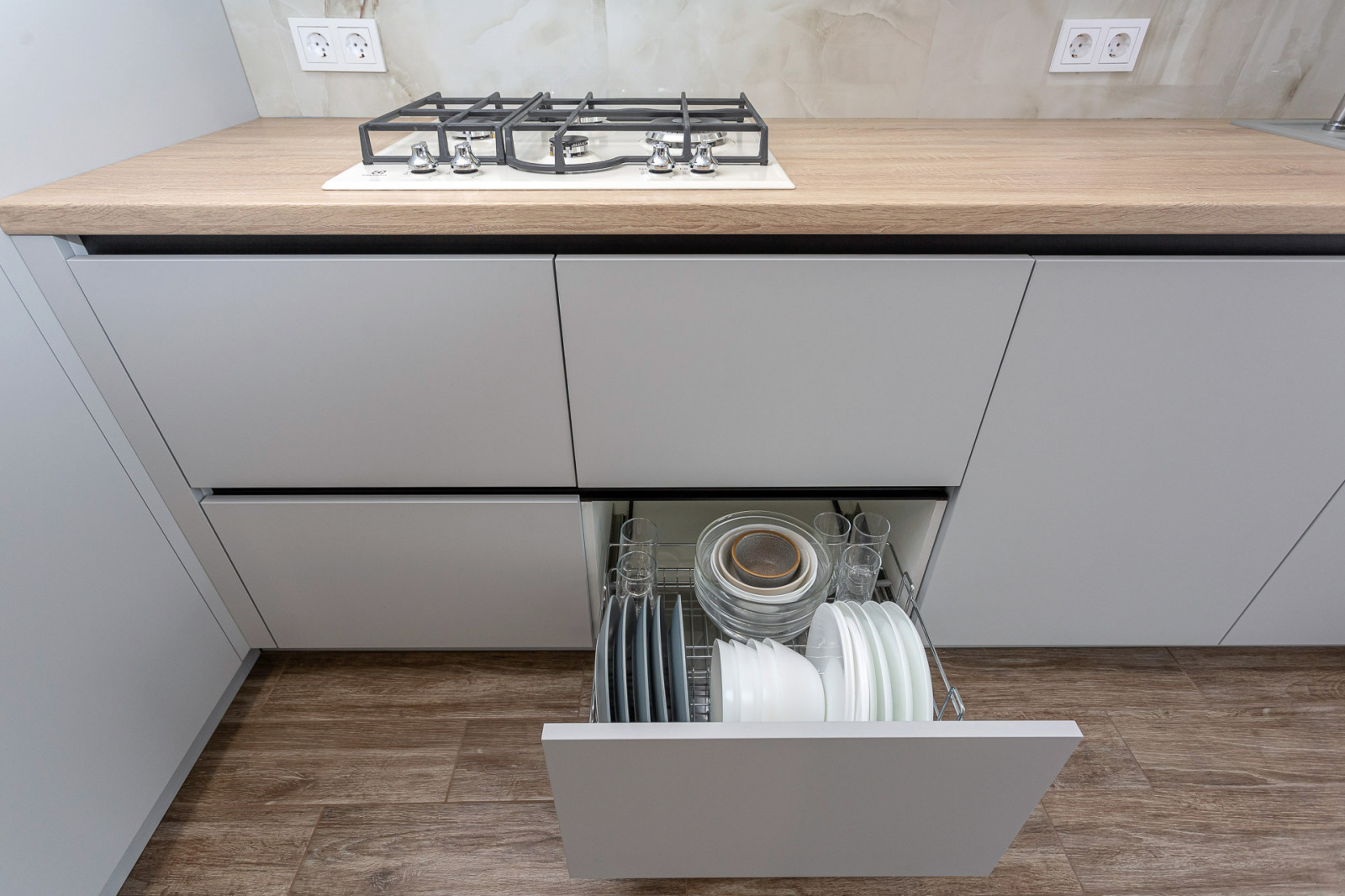 Серая комбинированная кухня в современном стиле