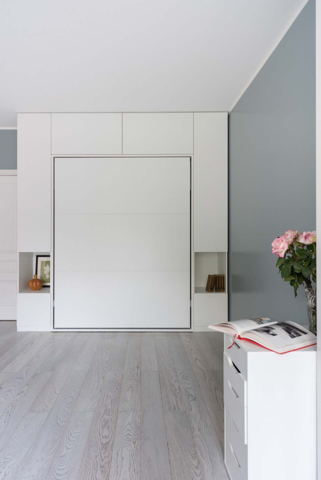 Шкаф кровать в белом цвете