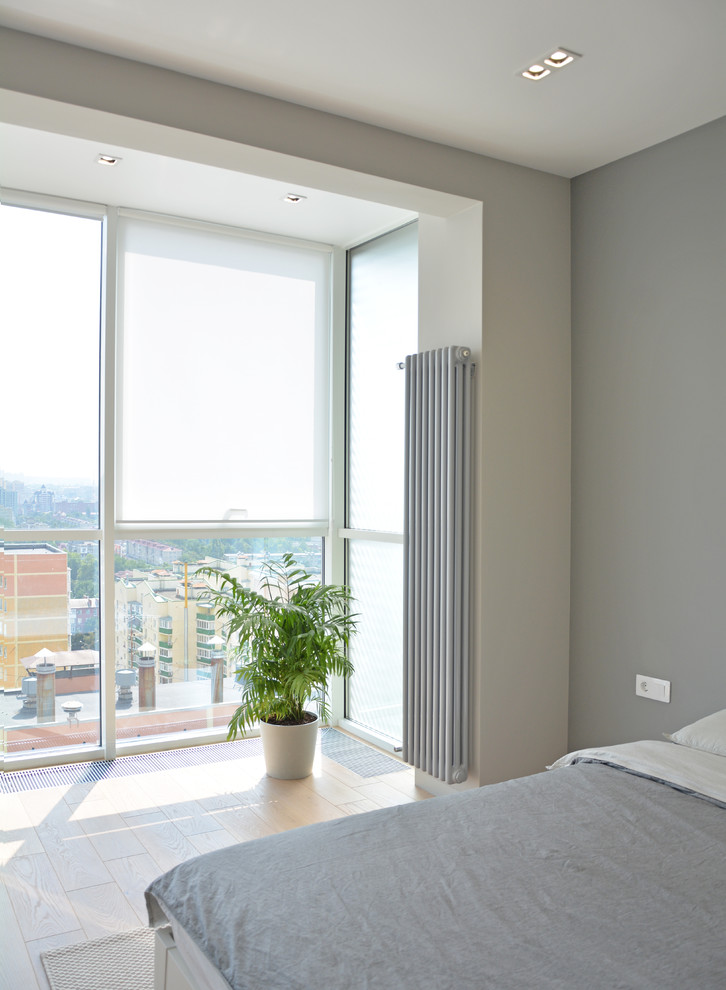 Стильная квартира для молодой семьи! Светлая и просторная спальня с витражным ос