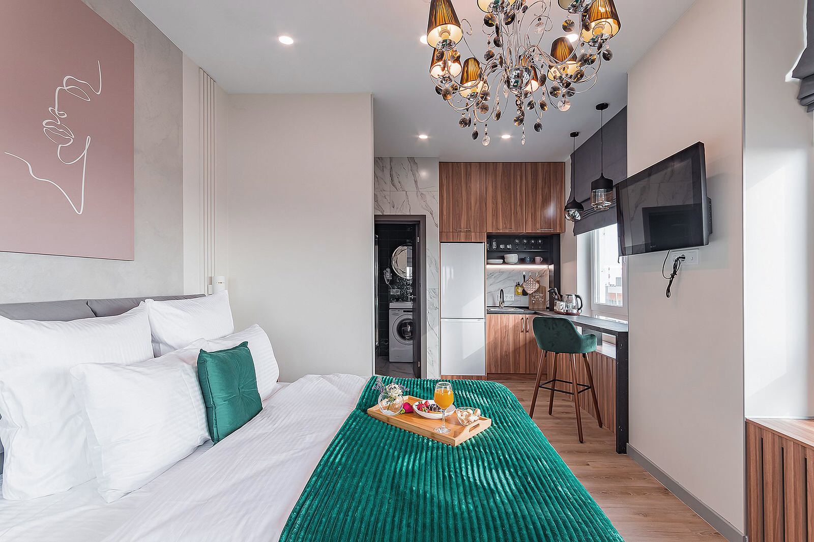 "Изумрудная роскошь" - номер в апарт-отеле KM TOWER