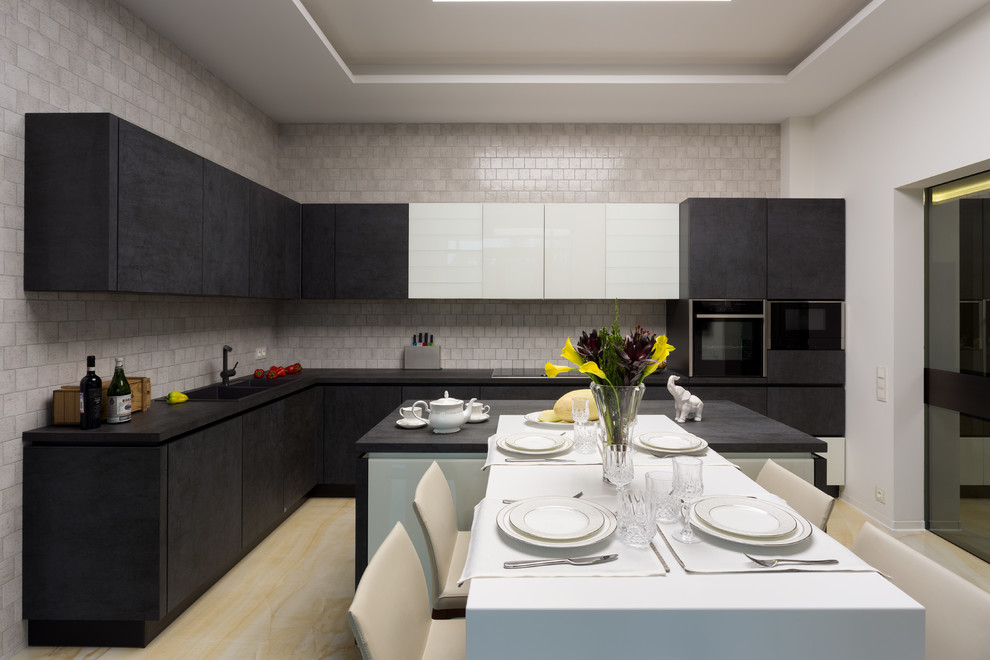 Столовая, кухня - Загородный дом в посёлке Montevil - интерьеры