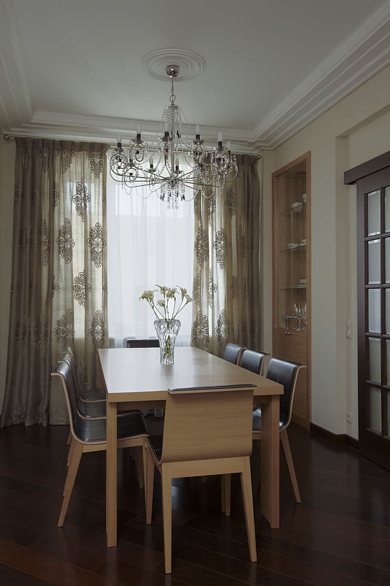 по обе стороны стекла