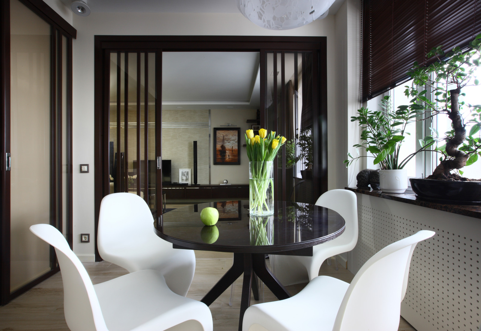 Кухня 9 кв м с балконом: интерьер в традиционной гамме