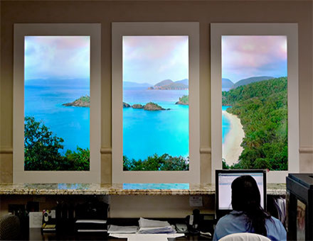 Волшебное чувство пространства с виртуальными окнами на потолке и стенах.