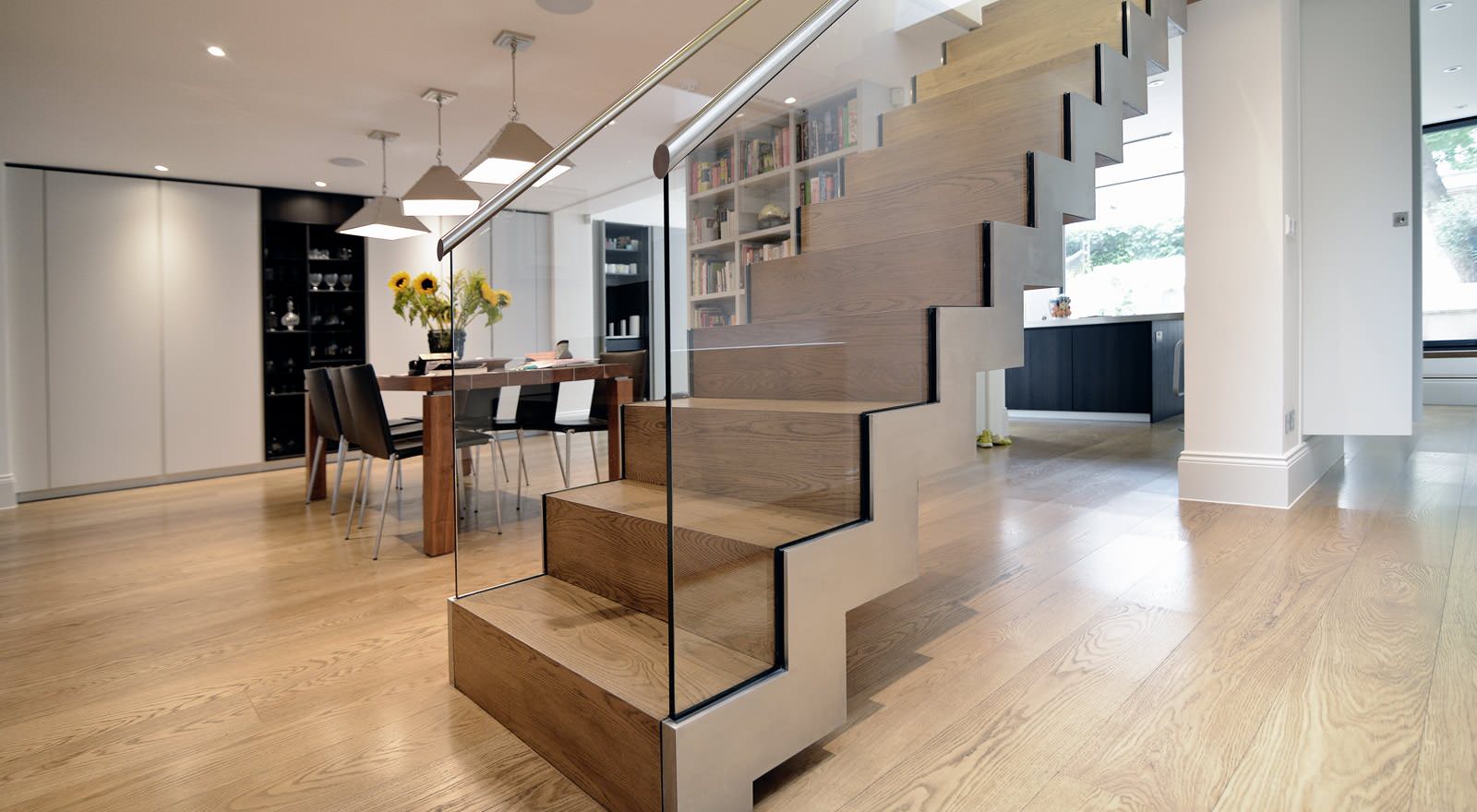 Лестница +  цельностеклянные ограждения с деревянным поручнем