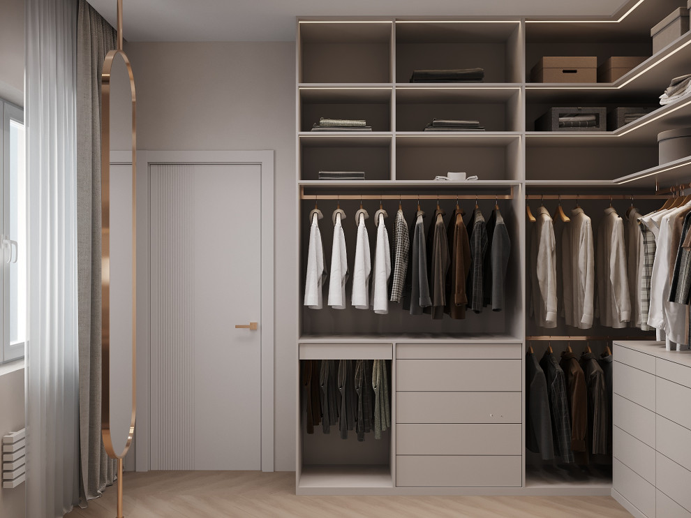 Гардеробная при спальне в загородном доме