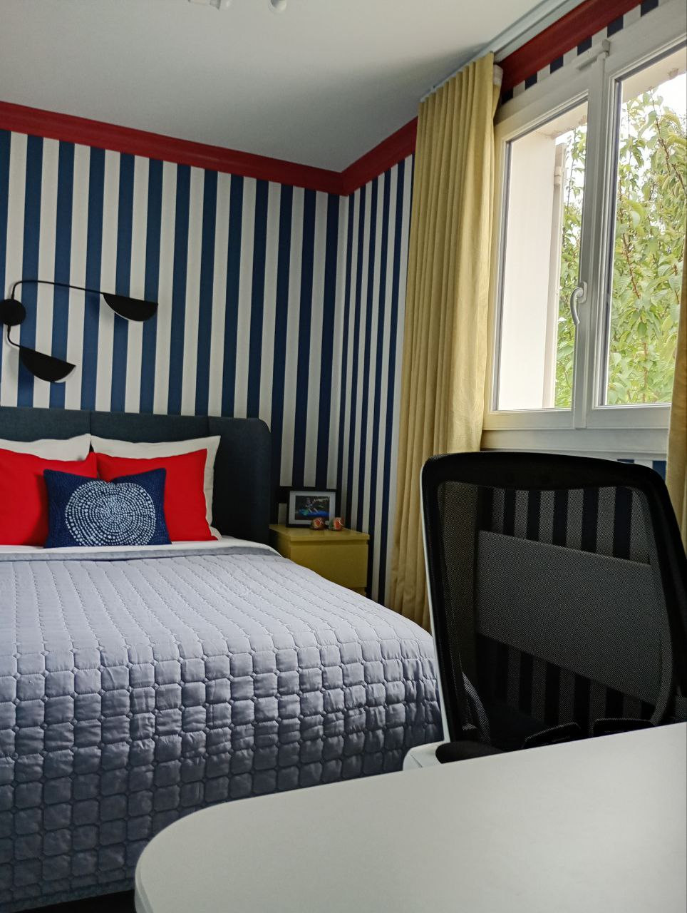 Une chambre aux couleurs vives pour un adolescent qui aime la couleur