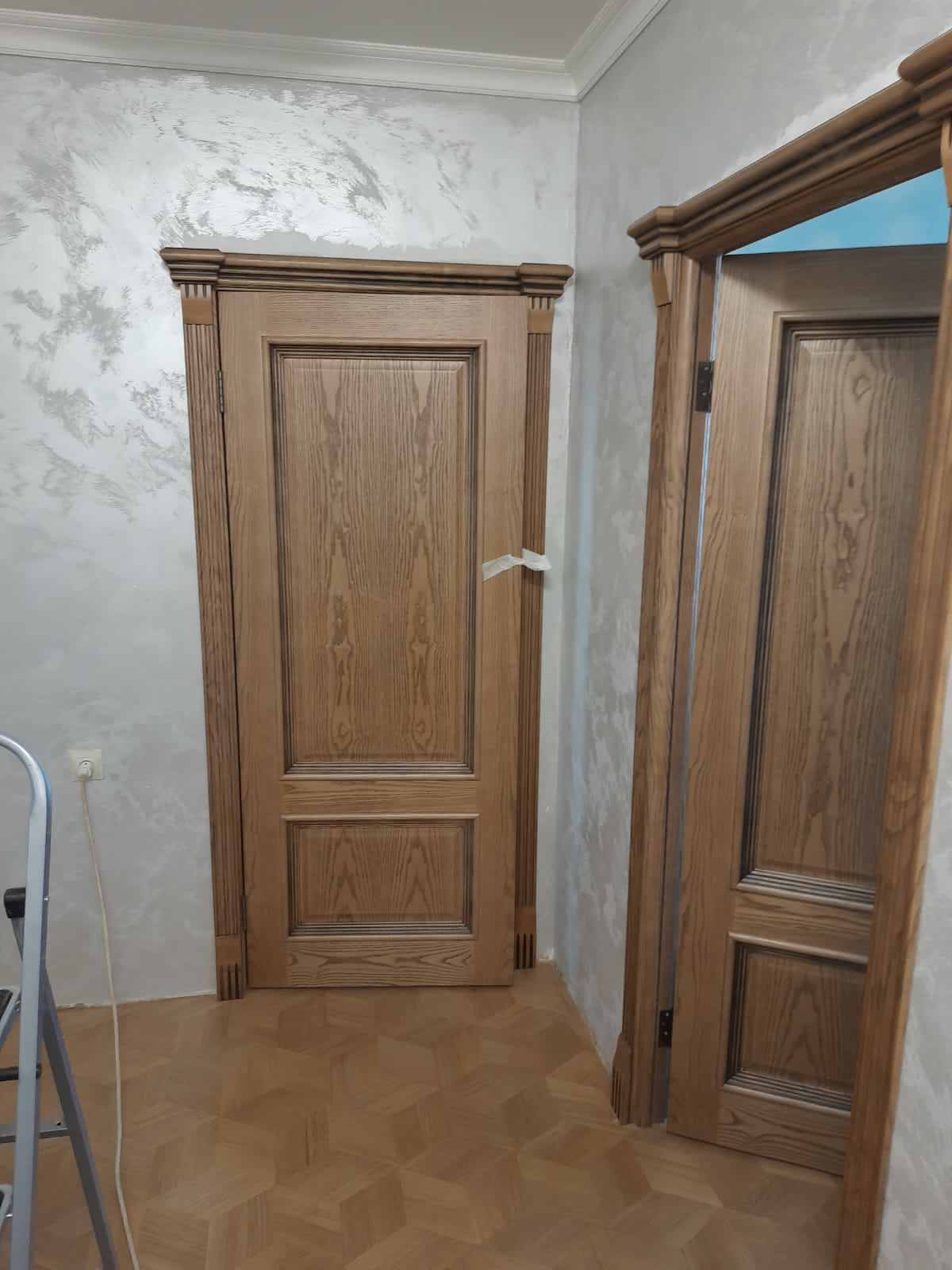 Шпонированные классические двери в московской квартире