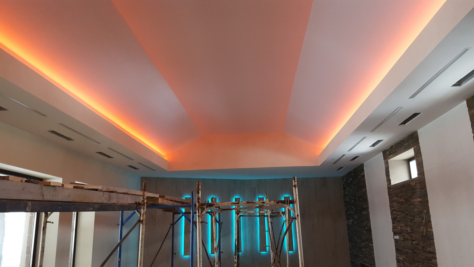 Мансардный натяжной потолок в бассейне частного дома