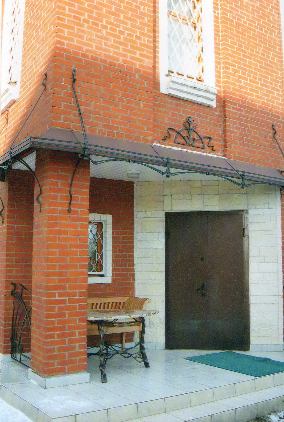 Стол с ракушкой