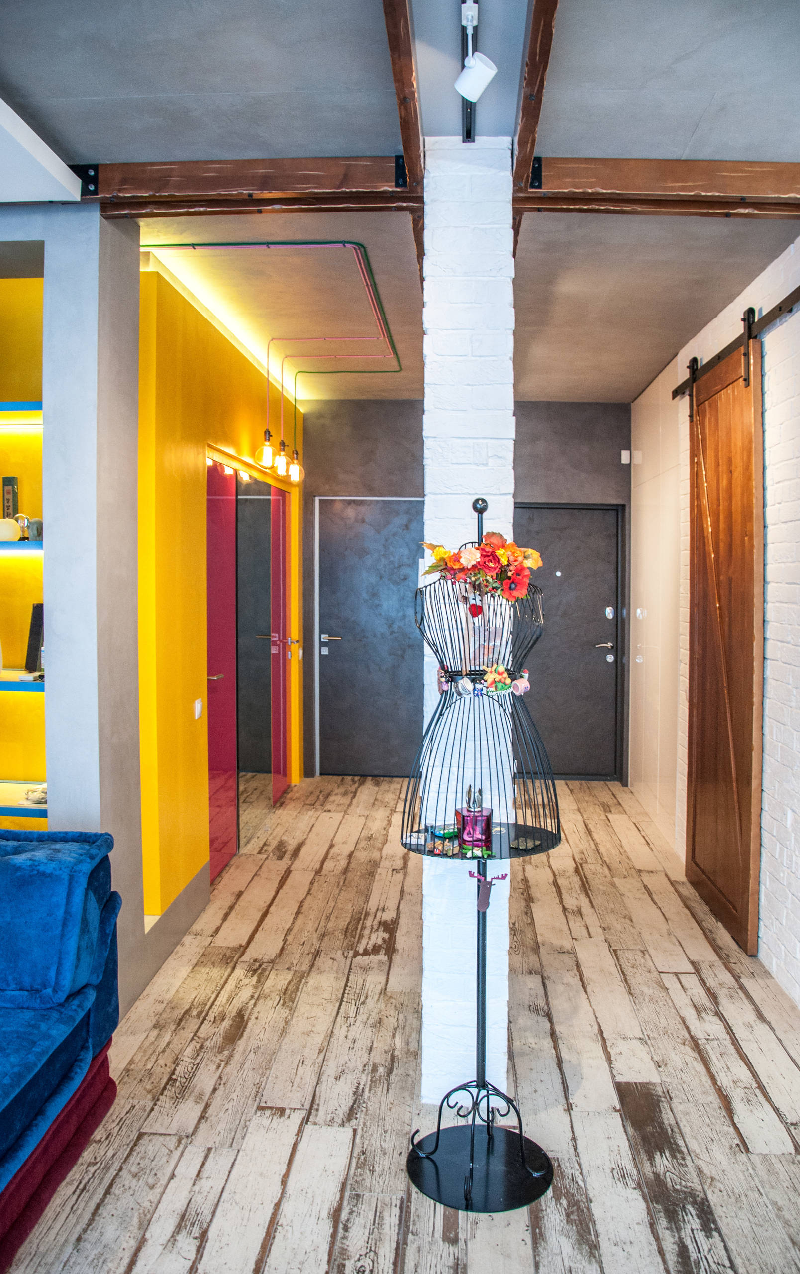 Houzz Украина: Лофт с полицейским зеркалом для танцовщицы