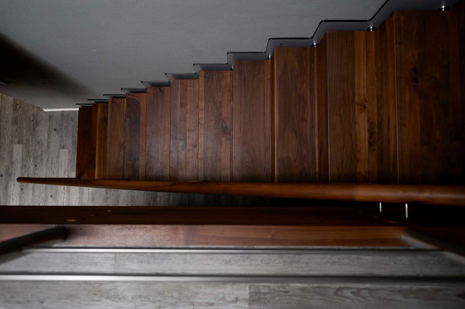 Консольная лестница из ореха с балюстрадой из нержавеющей стали