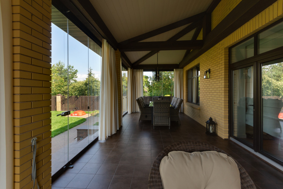 Классическая терраса с безрамным остеклением