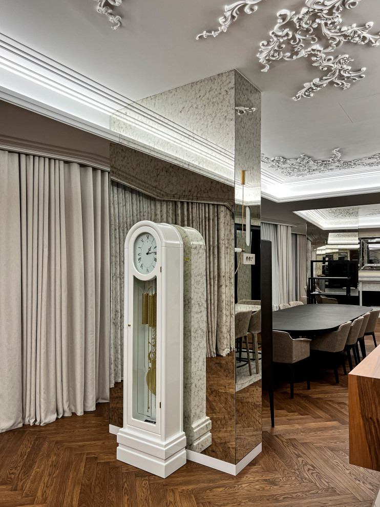 Зеркальные колонны из состаренного зеркала в шикарной гостиной