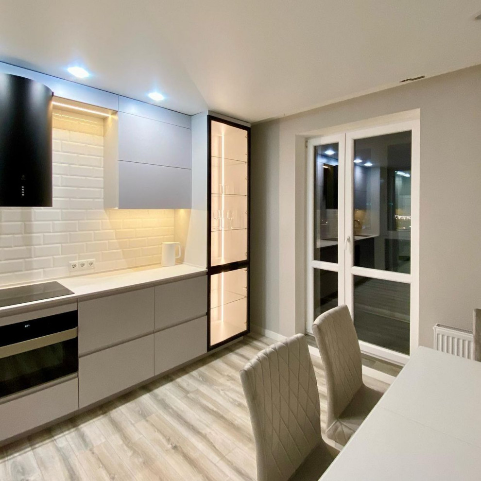 Стильная кухня с витриной