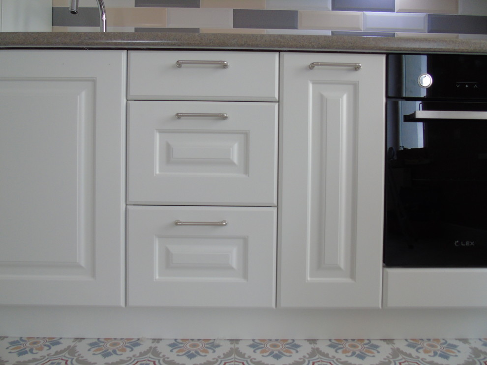 Белая кухня в квартире в Красногорске для заслуженного артиста России