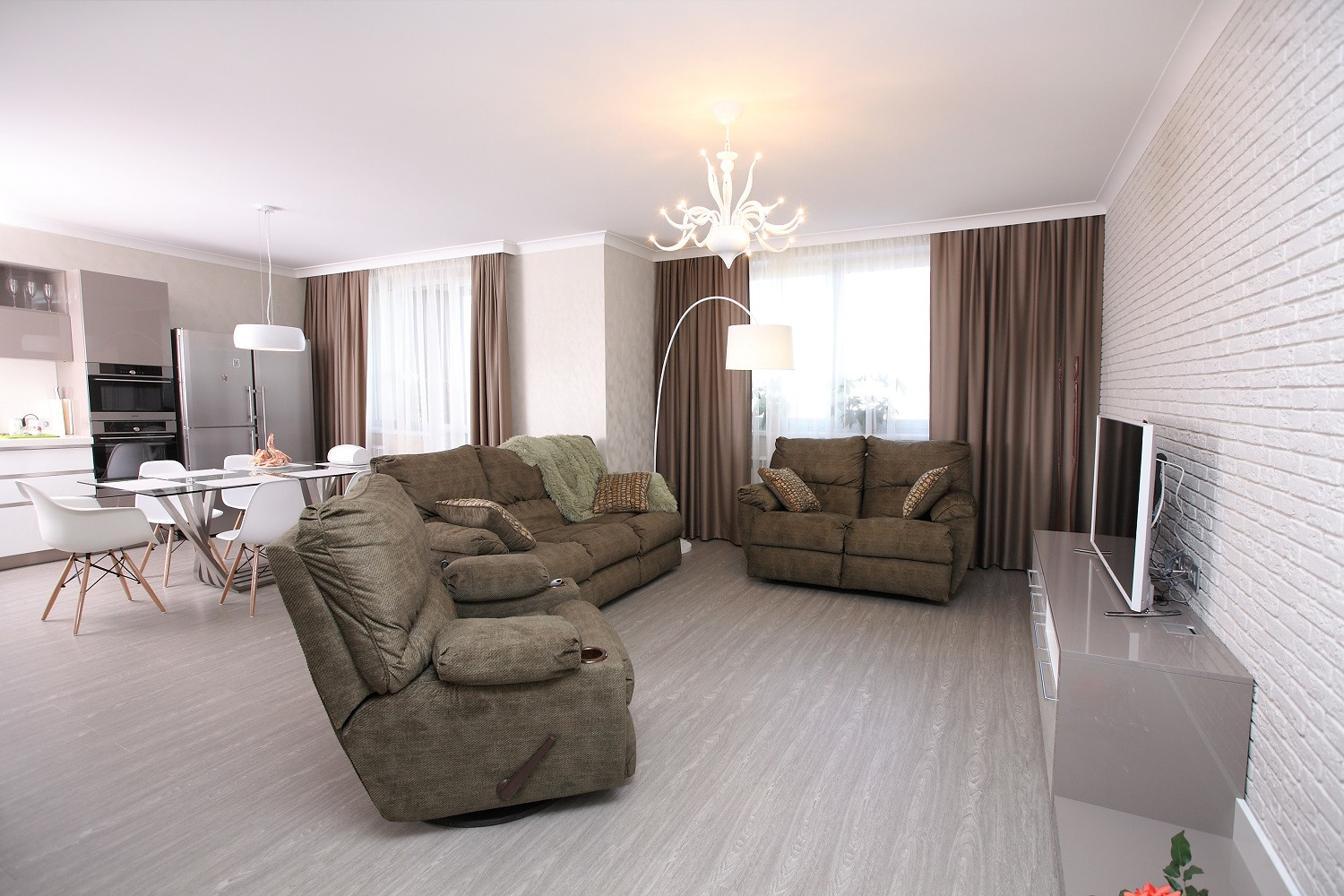 Гостиная комната объединена с кухней и обеденной зоной