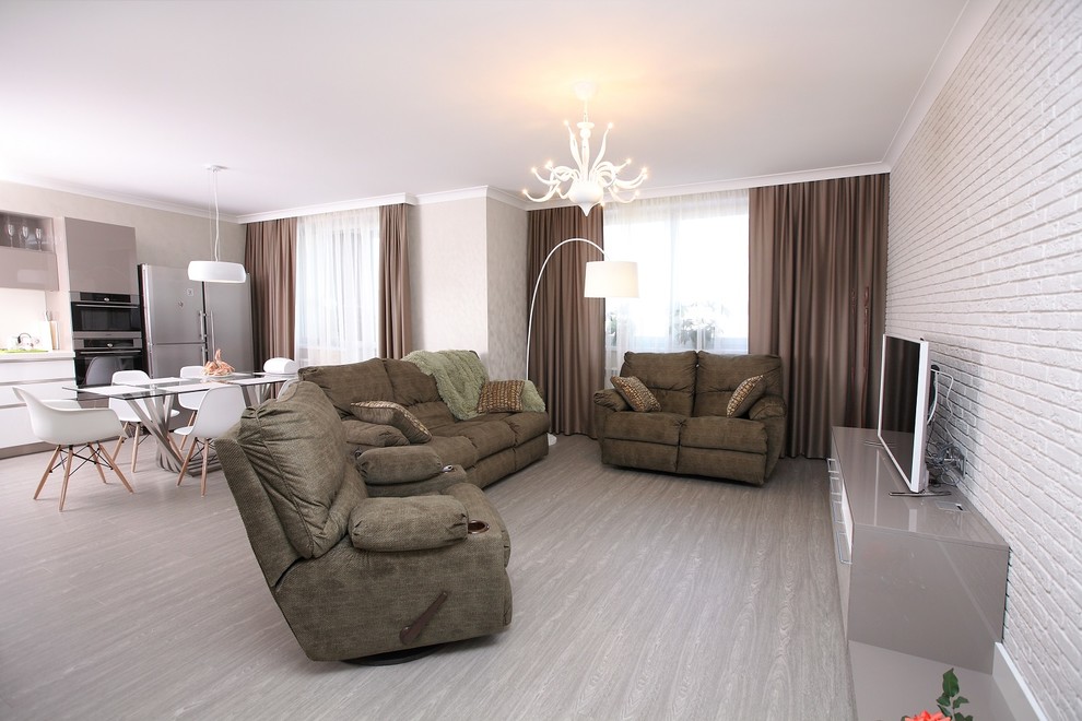 Гостиная комната объединена с кухней и обеденной зоной