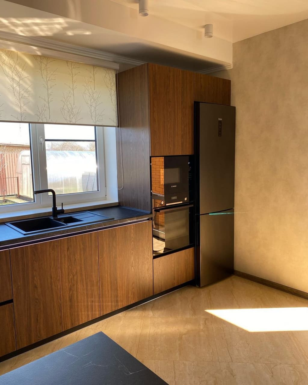 Большая темная кухня с барной стойкой в частный дом