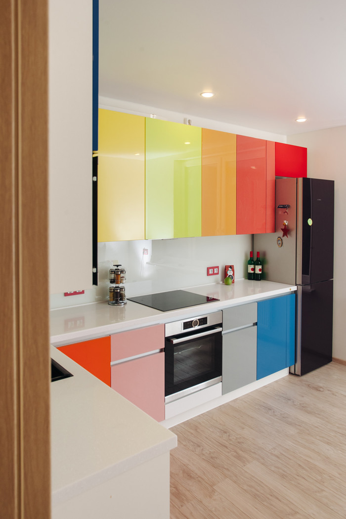 Кухня в стиле "colorful" с глянцевыми фасадами