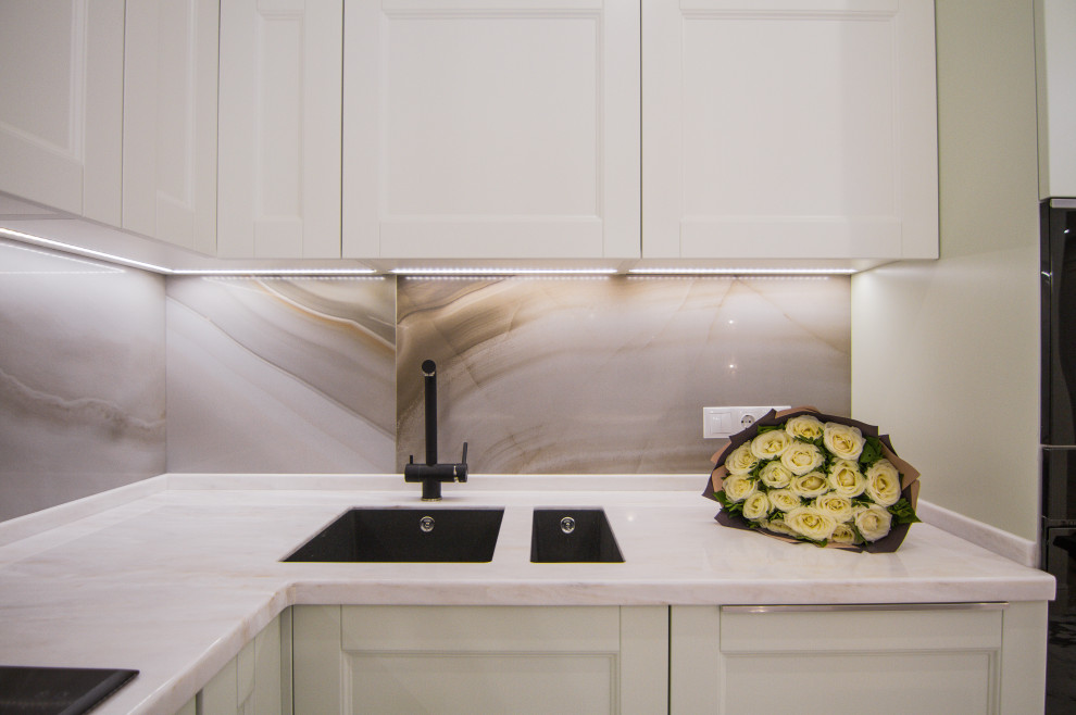 Минималистичная белая кухня с барной стойкой