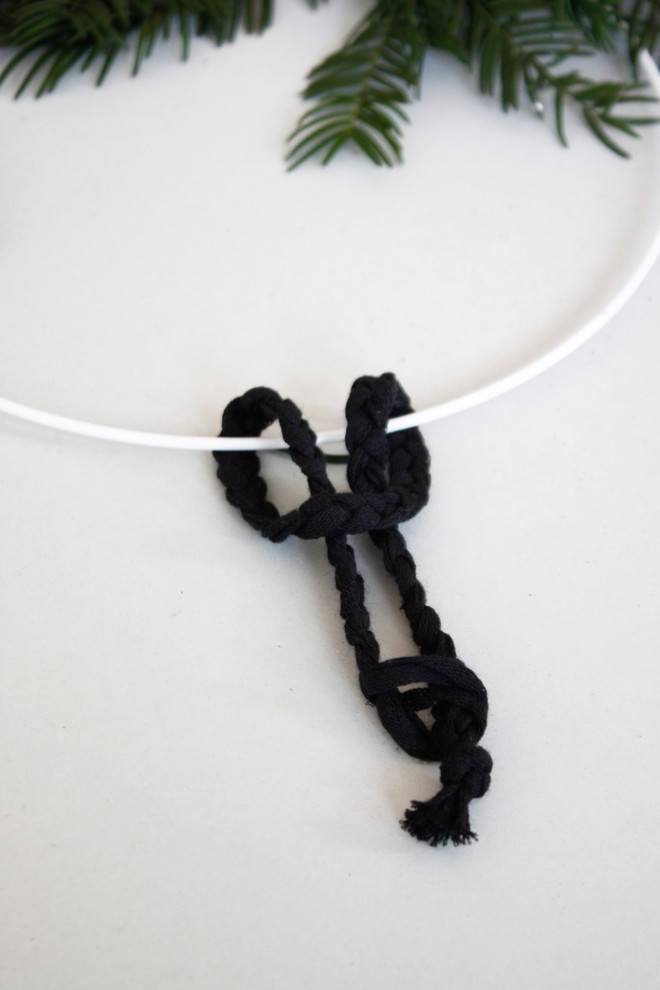 Своими руками: Новогодний венок на дверь за 30 минут