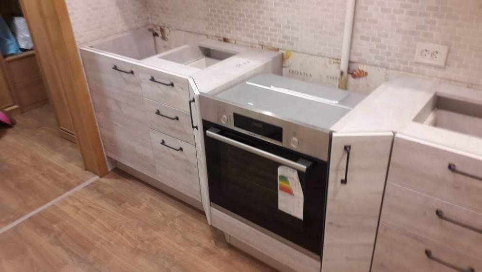 Маленькая кухня с газовой варочной панелью