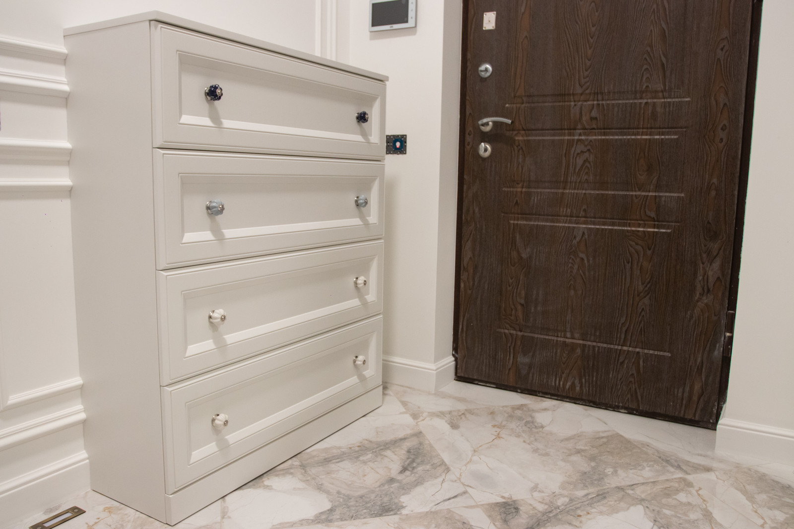 Прихожая в современной классике