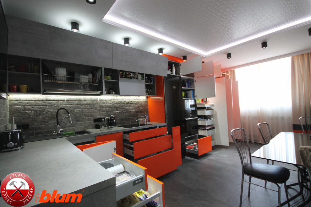 Обложка проекта: Кухня с фасадами из TSS плиты CLEAF FB 11 BETON DARK и МДФ Глянцевая краска - RA