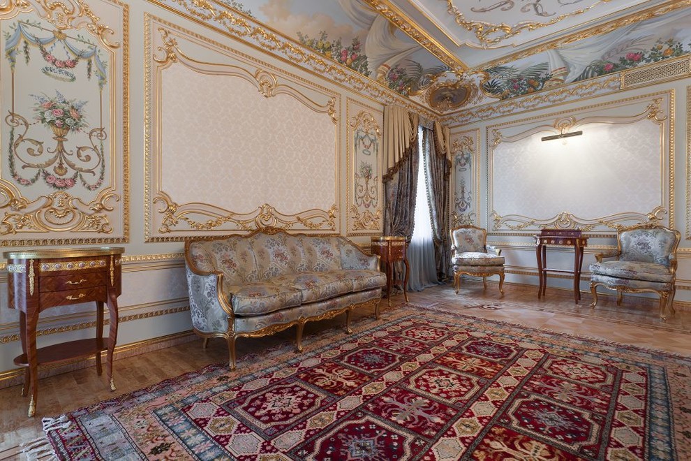 Главная спальня загородного дома в стиле Барокко