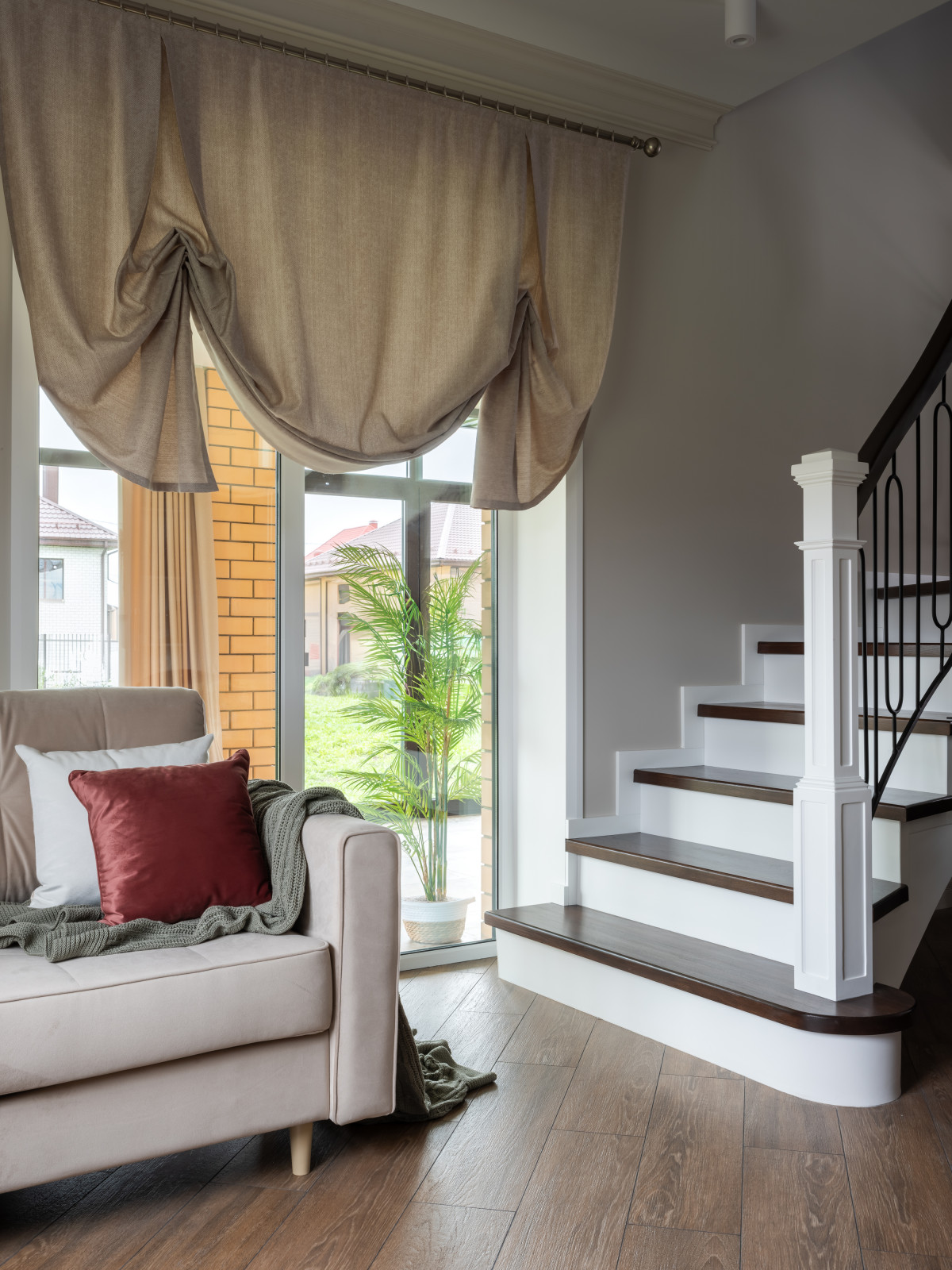 Двухэтажный дом с террасой площадью 170 м²