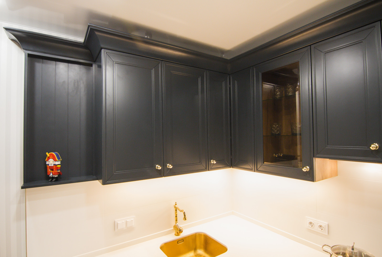 Черная кухня в стиле неоклассика