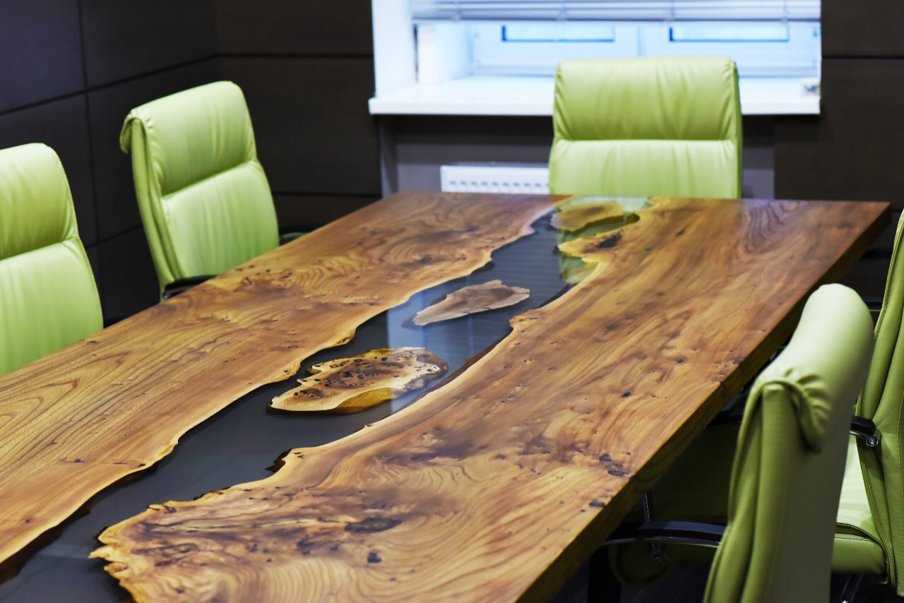 Стол в переговорную из карагача с голубой рекой