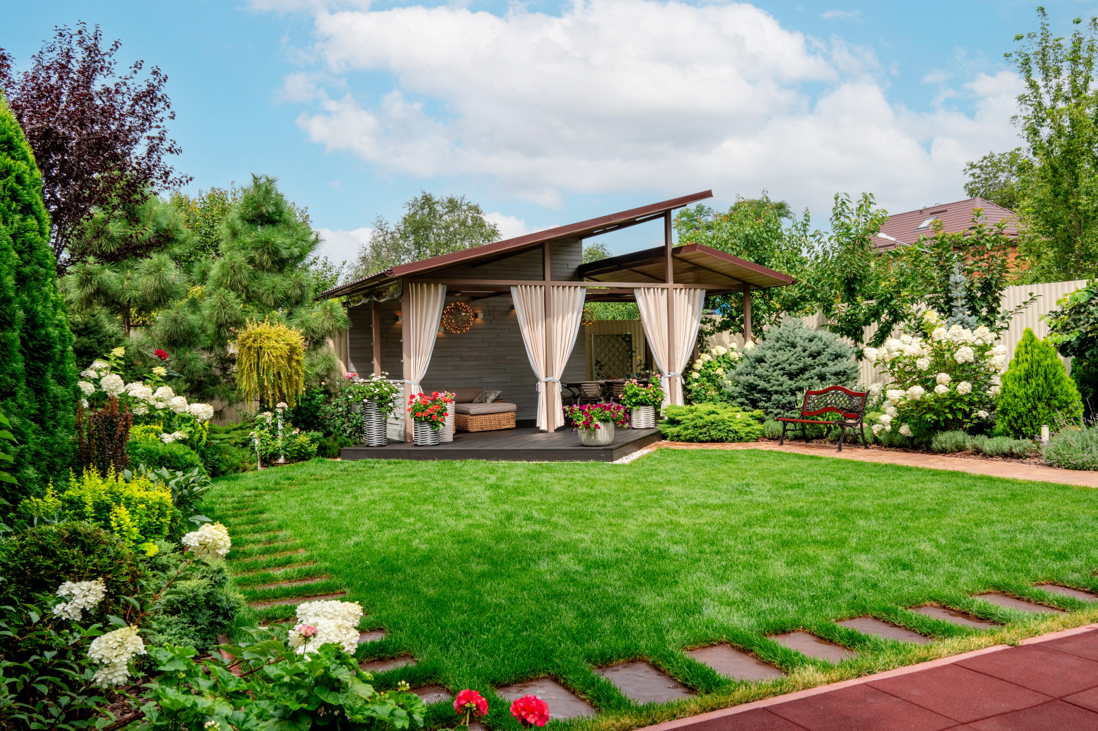 "Цветущий райский сад"