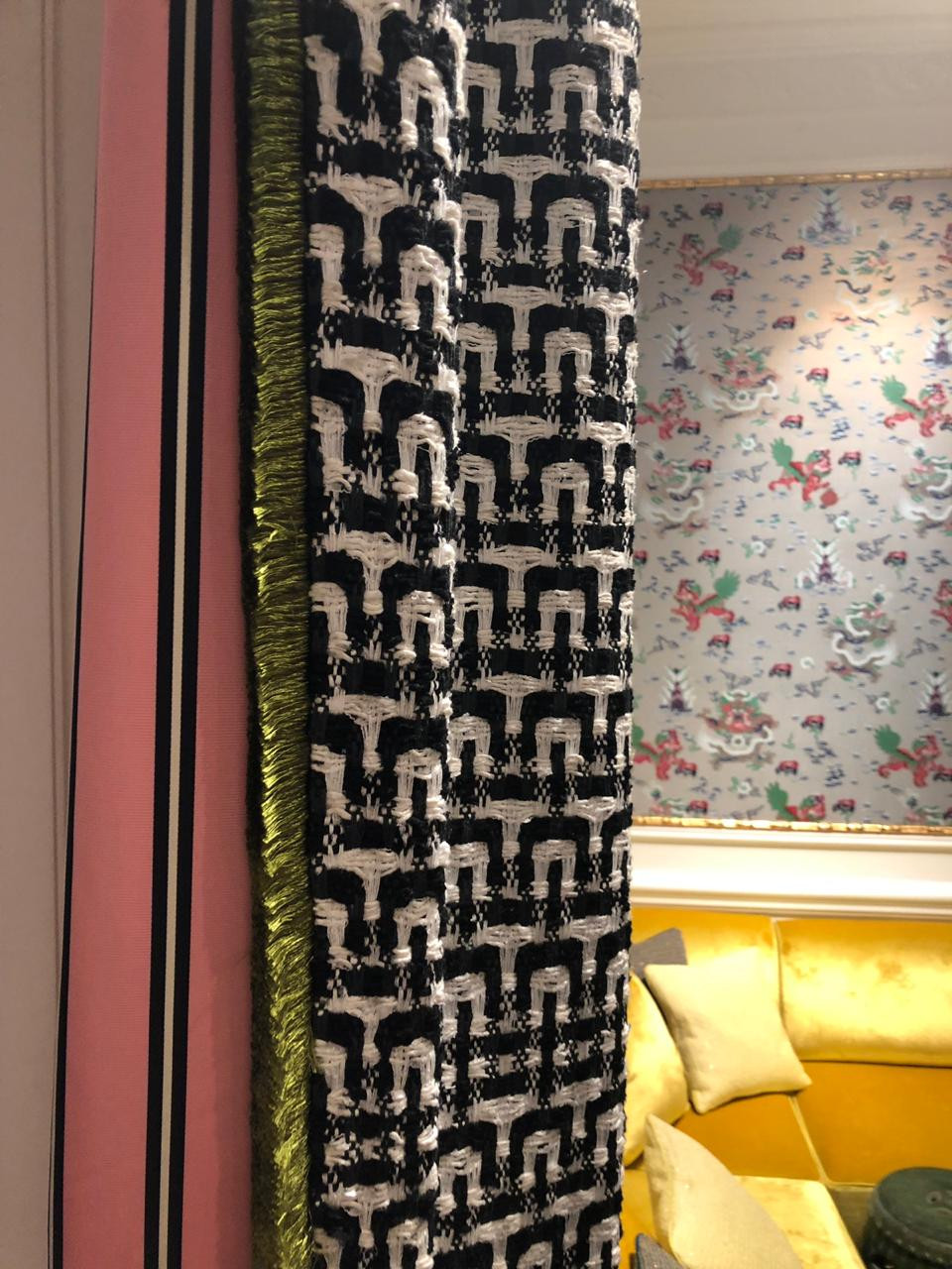 Шторы из шоурума Дедар в Париже, которые понравились заказчице