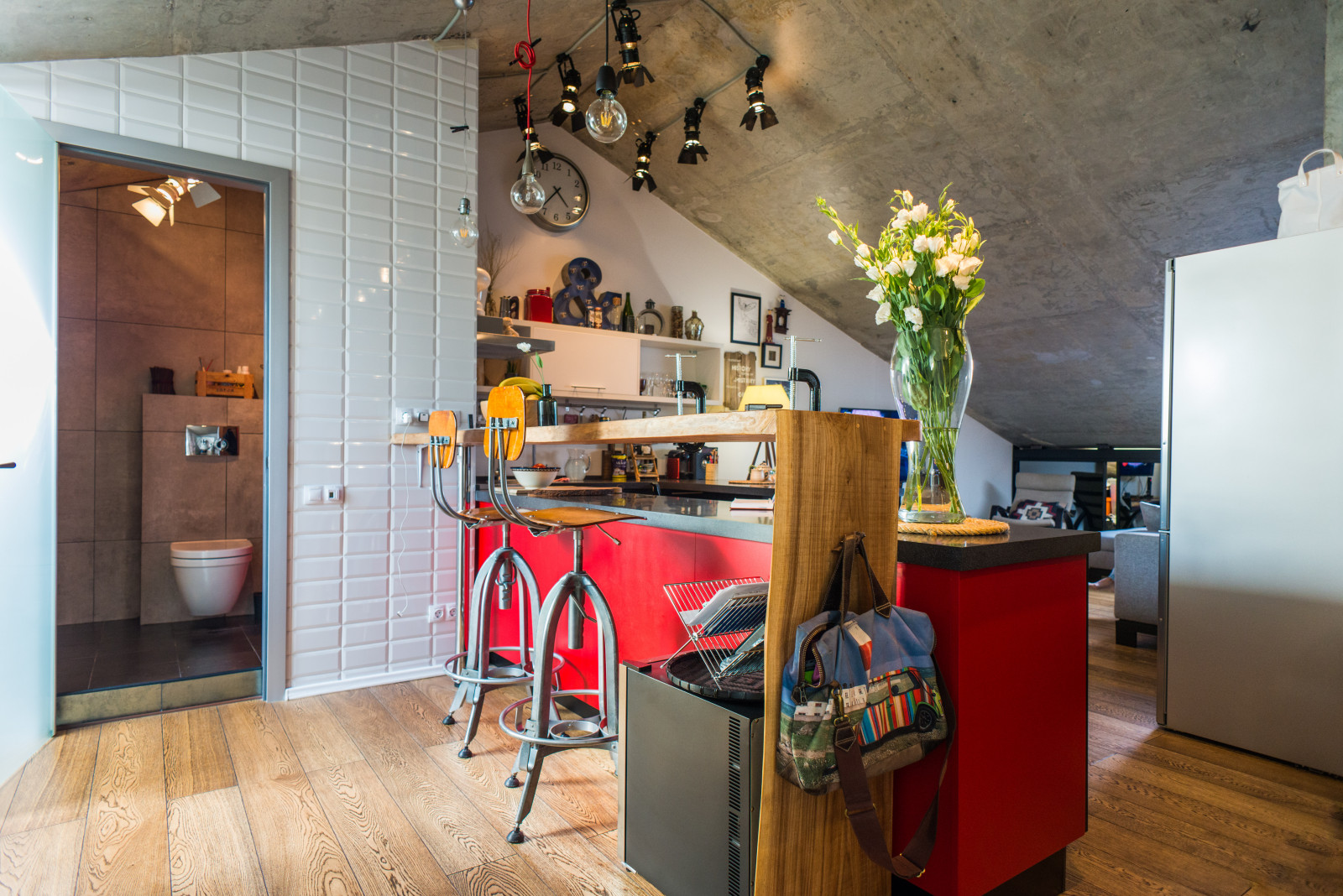 В гостях: Мансарда арт-директора с ванной в цветах его агентства