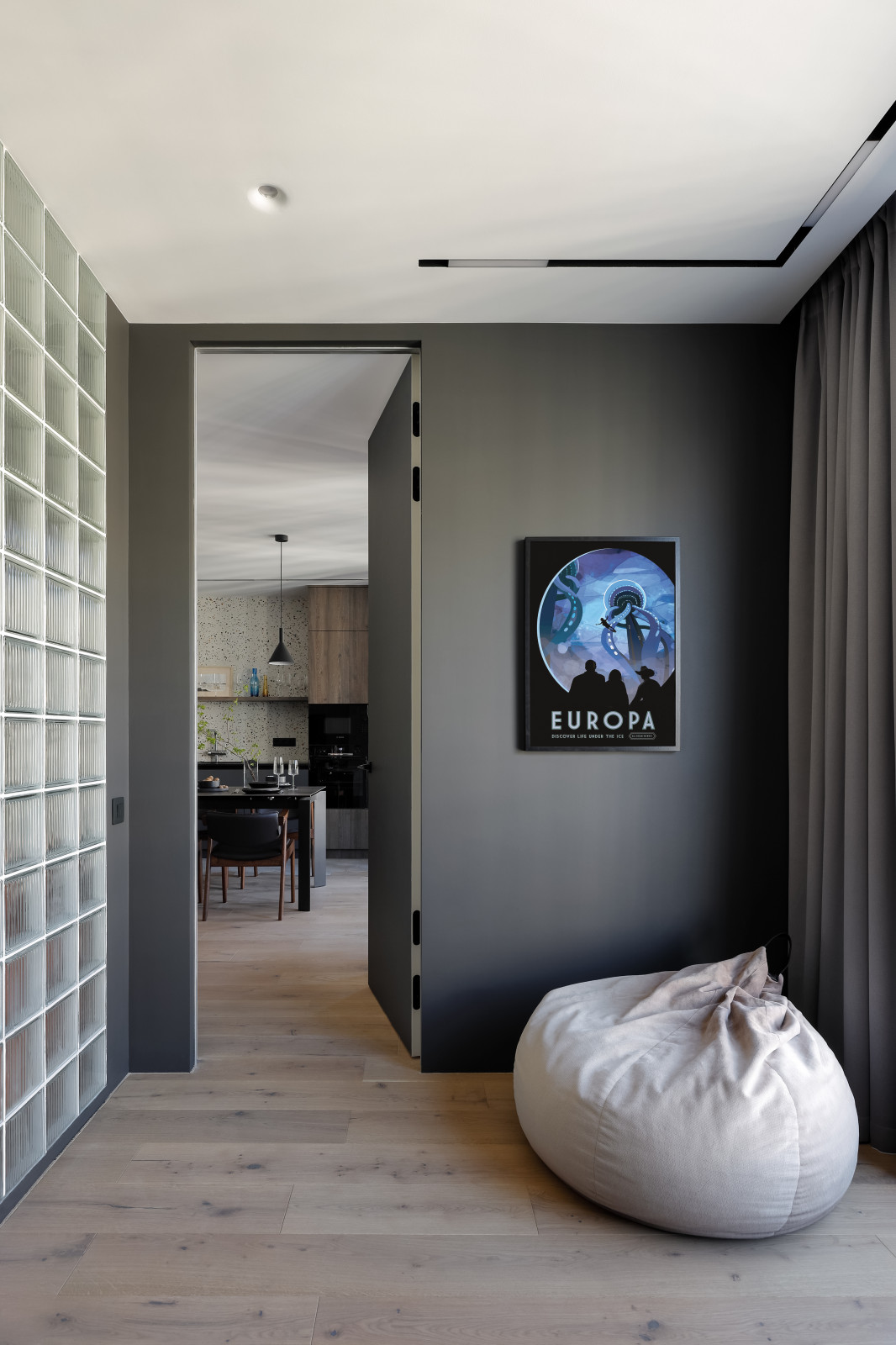 Квартира со стеклянной стеной и терраццо