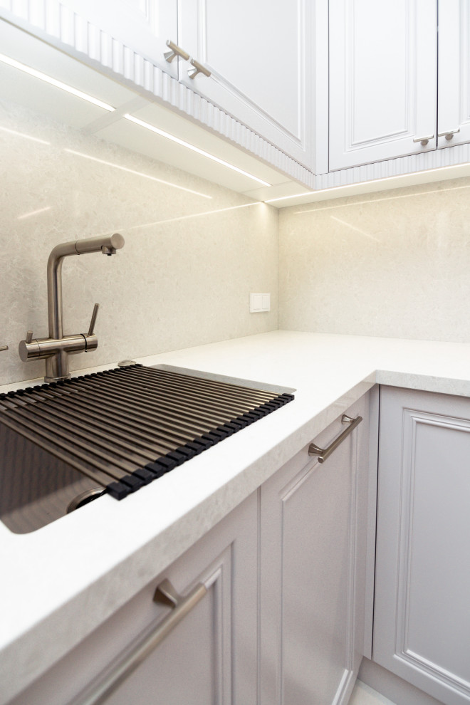 Нежно-серая кухня в неоклассическом стиле